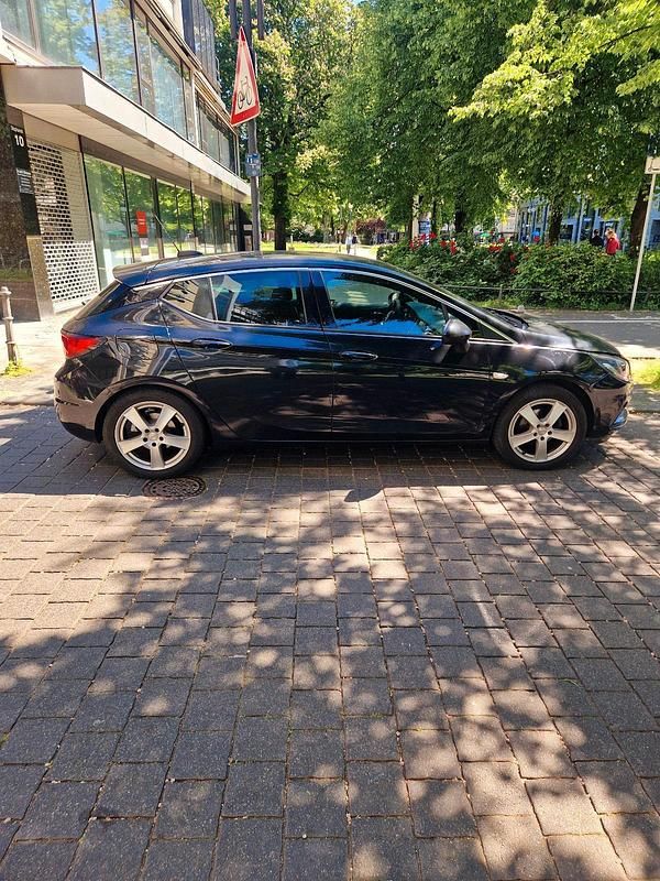Schwarz Gebraucht 2016 Opel Astra Limousine | 5.600 € (Superpreis) - Bild 1/4