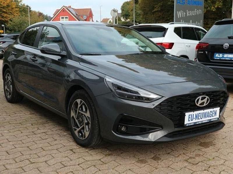 Ecotronic grey (pe2) Gebraucht 2024 Hyundai i30 Limousine | 23.490 € (Fairer Preis) - Bild 1/4