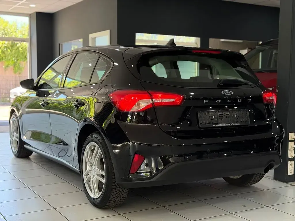 Gebraucht Ford Focus 101 PS (74 kW) 2021 Schwarz Limousine