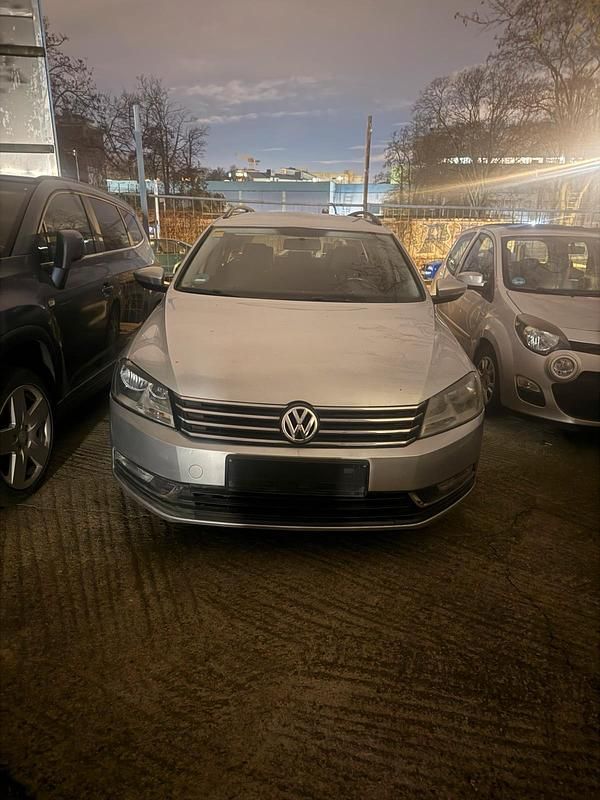 Silber Gebraucht 2012 VW Passat Limousine | 5.900 € (Superpreis) - Bild 1/4