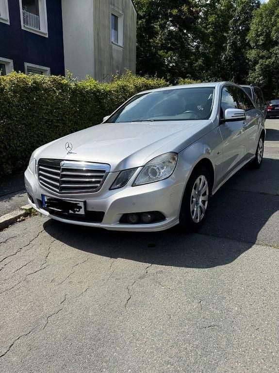 Silber Gebraucht 2009 Mercedes 220 Limousine | 6.000 € - Bild 1/4