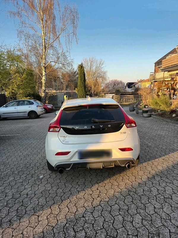 Gebraucht Volvo V40 R-Design 152 PS (111 kW) 2017 Weiß Limousine