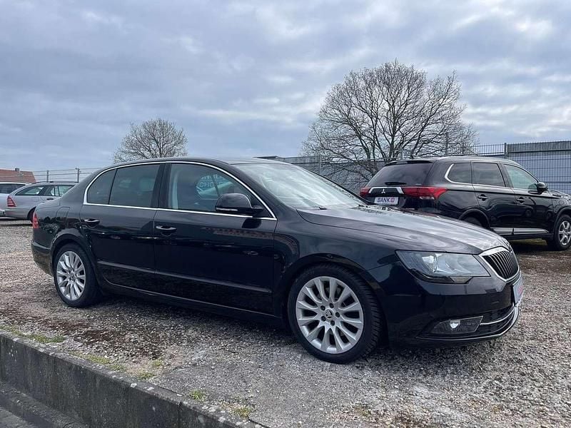 Gebraucht Skoda Superb Exclusive 200 PS (147 kW) 2015 Schwarzmagic perleffekt Limousine