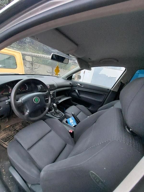 Second-hand Skoda Superb 150 CP (110 kW) 2003 Argintiu Berlinǎ
