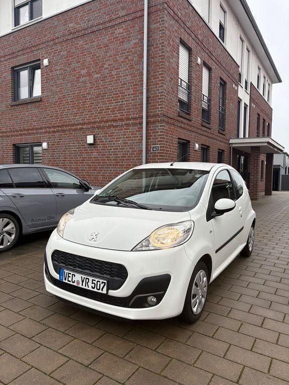 Gebraucht Peugeot 107 Active 68 PS (50 kW) 2013 Weiß Kleinwagen