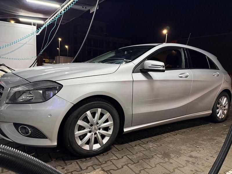 Gebraucht Mercedes A200 136 PS (100 kW) 2014 Silber Kleinwagen