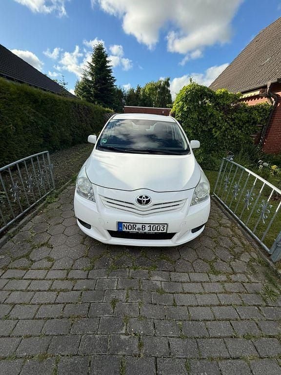 Weiß Gebraucht 2009 Toyota Verso Van / Kleinbus | 1.800 € (Guter Preis) - Bild 1/4