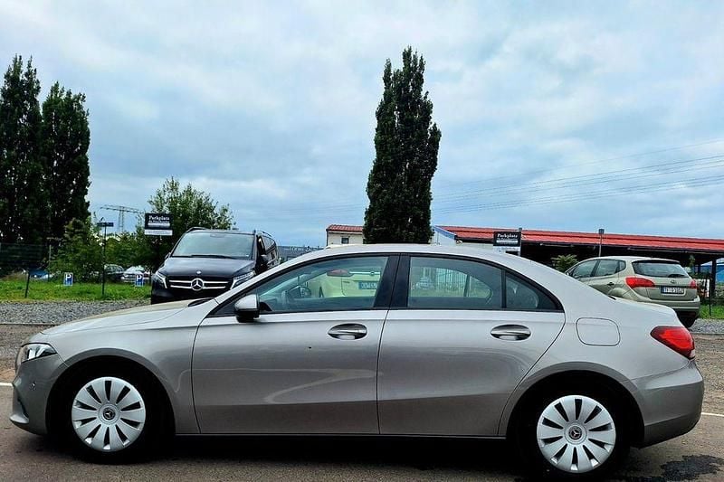 Beige Gebraucht 2020 Mercedes A180 Limousine | 13.990 € (Superpreis) - Bild 1/4