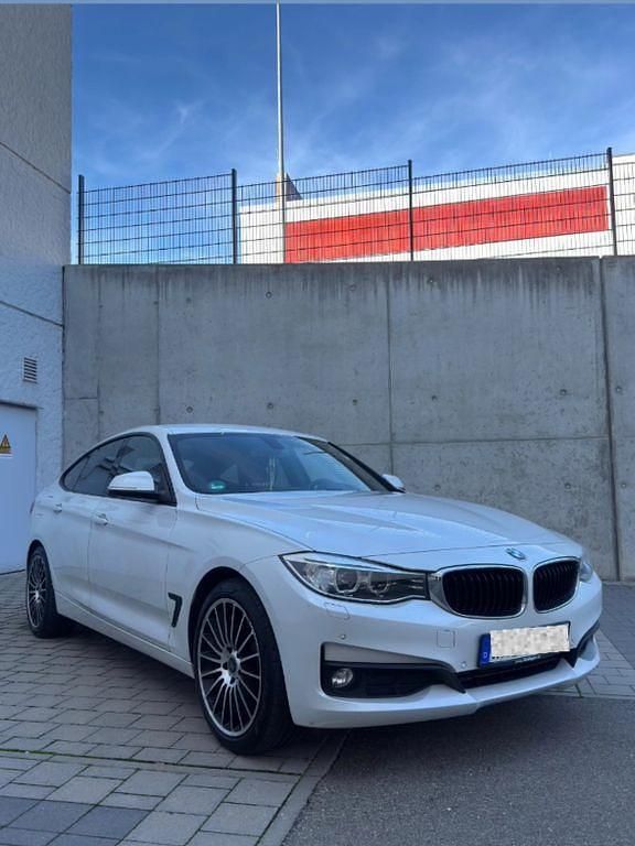 Weiß Gebraucht 2015 BMW 320 Gran Turismo Sport Line Limousine | 14.700 € (Fairer Preis) - Bild 1/4