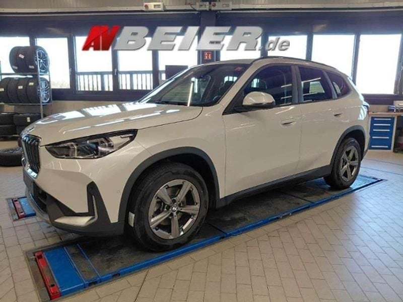 Mineralweiss Gebraucht 2024 BMW X1 SUV | 38.990 € (Superpreis) - Bild 1/4