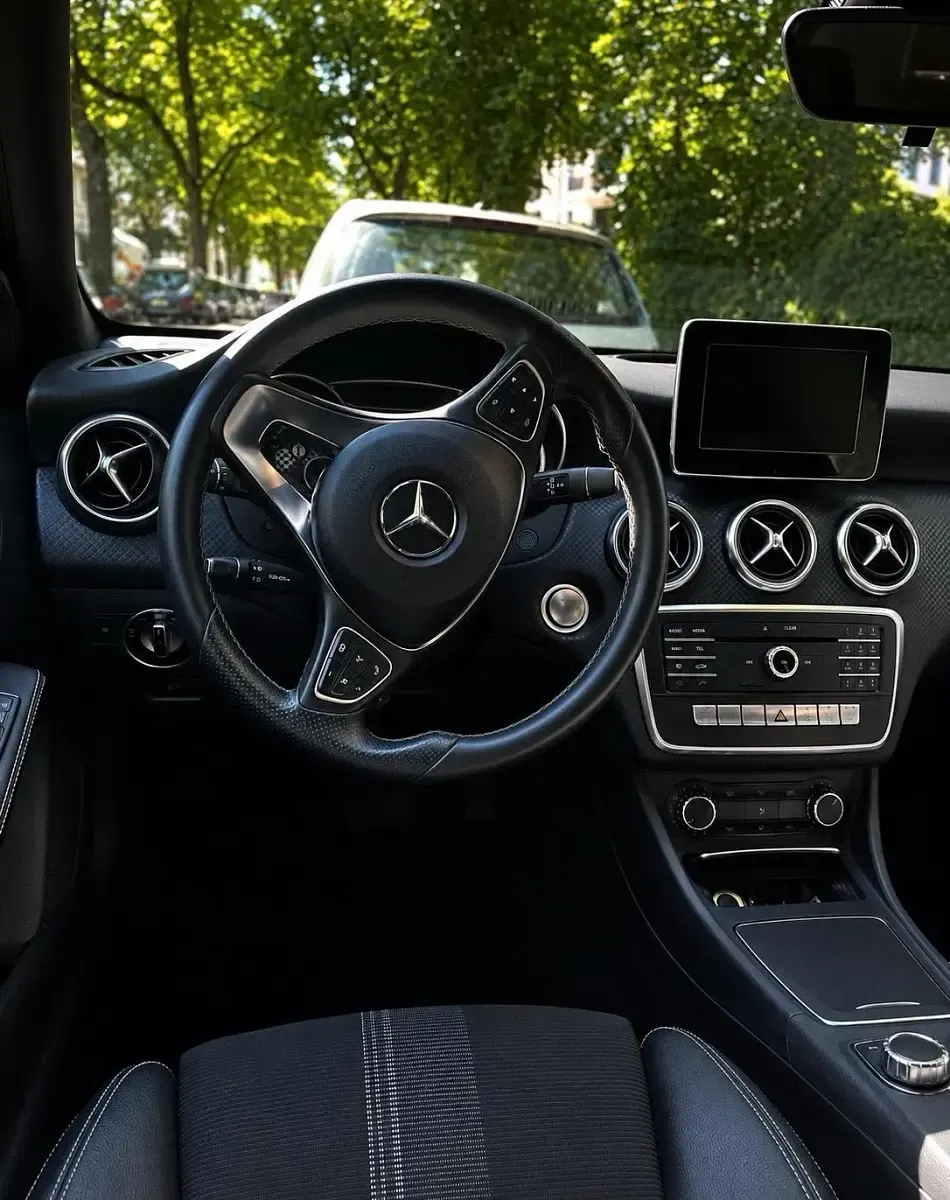 Gebraucht Mercedes A180 122 PS (89 kW) 2018 Schwarz Limousine
