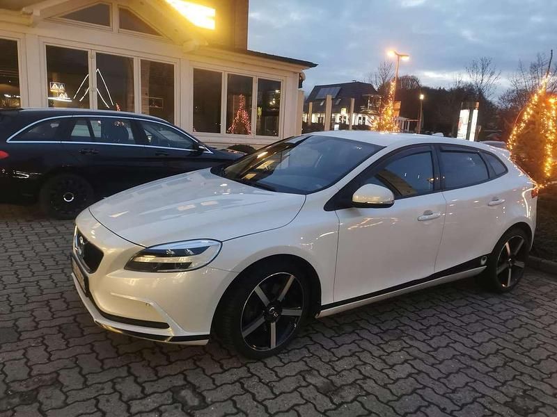 Weiß Gebraucht 2016 Volvo V40 Momentum Kombi | 12.500 € (Fairer Preis) - Bild 1/4
