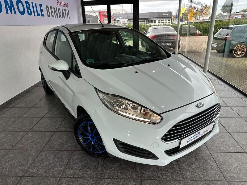 Weiß Gebraucht 2015 Ford Fiesta Trend Kleinwagen | 4.499 € (Fairer Preis) - Bild 1/4