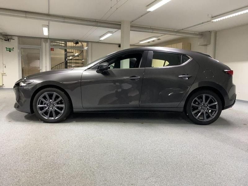Grau Gebraucht 2025 Mazda 3 Center-Line Limousine | 28.480 € (Fairer Preis) - Bild 1/4
