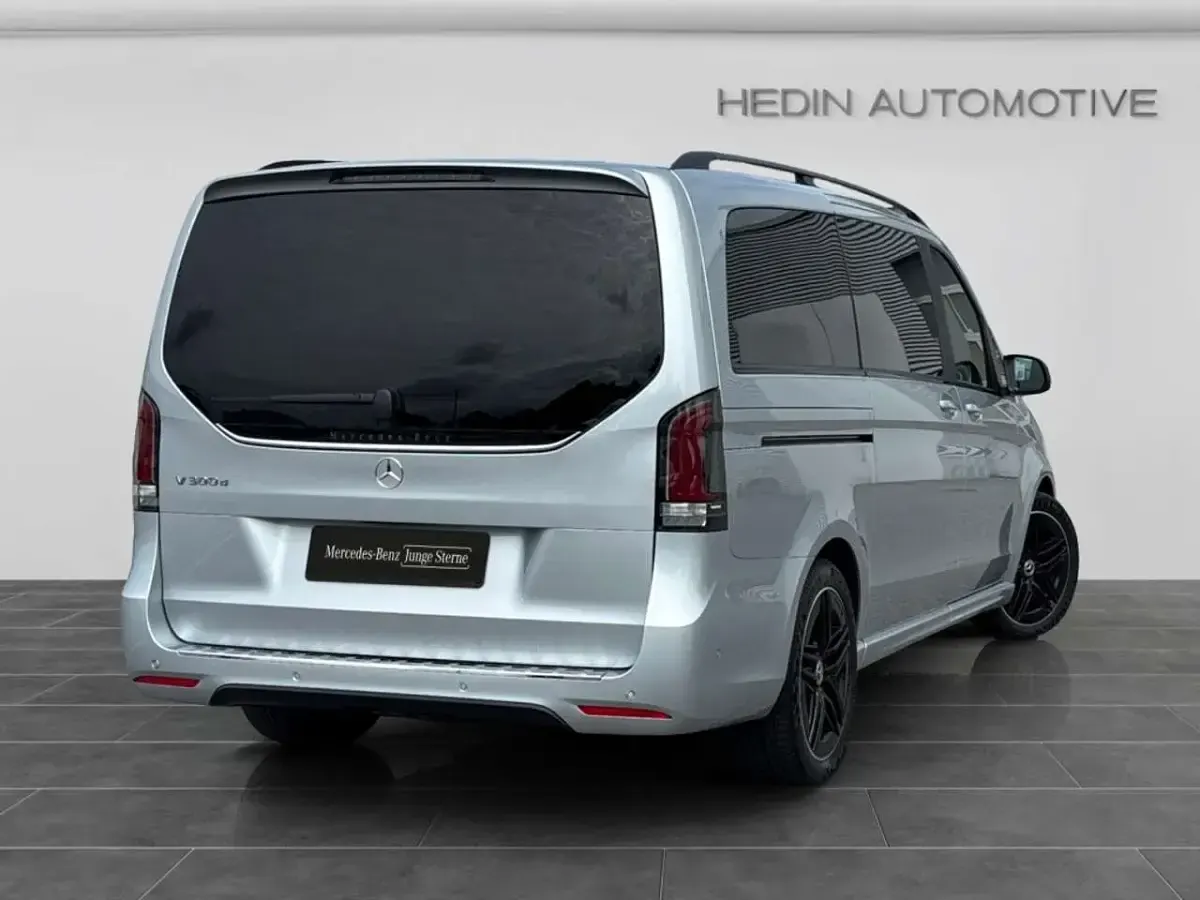 Gebraucht Mercedes V300 AMG 237 PS (174 kW) 2025 Silber Van / Kleinbus