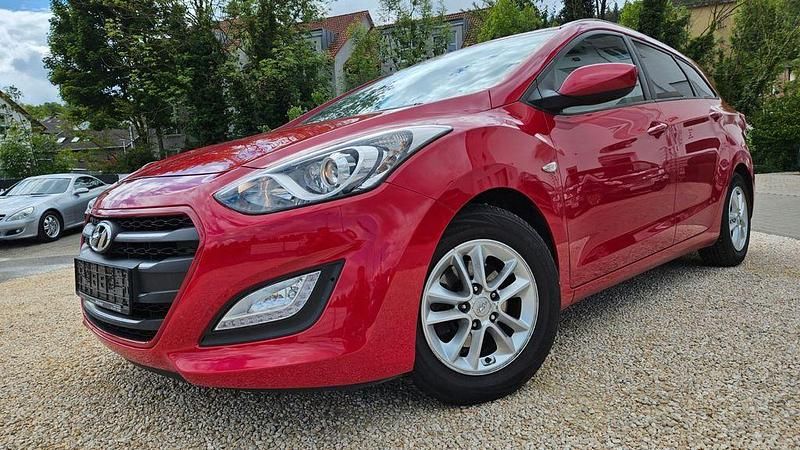Rot Gebraucht 2016 Hyundai i30 Kombi | 8.800 € (Superpreis) - Bild 1/4