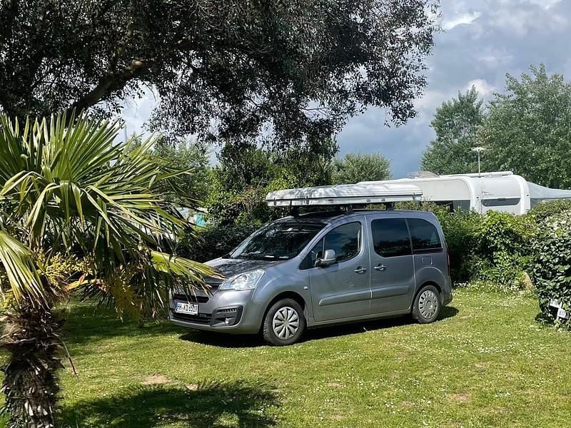 Grau Gebraucht 2018 Citroën Berlingo PureTech Van / Kleinbus | 11.000 € (Fairer Preis) - Bild 1/4