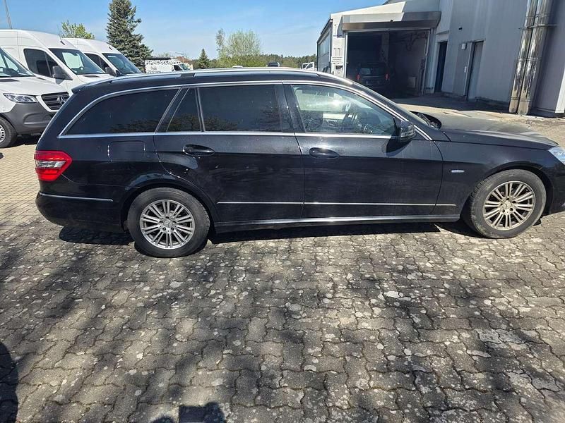Gebraucht Mercedes E220 170 PS (125 kW) 2010 Obsidianschwarz  metalliclack Kombi
