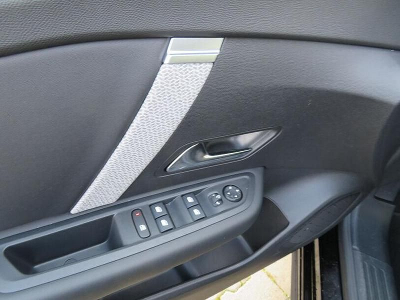 Gebraucht Citroën C4 Feel 101 PS (74 kW) 2022 Schwarz metallic Limousine