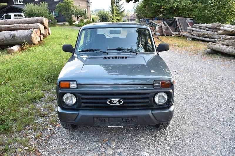 Grau Gebraucht 2018 Lada Urban SUV | 9.500 € (Superpreis) - Bild 1/4