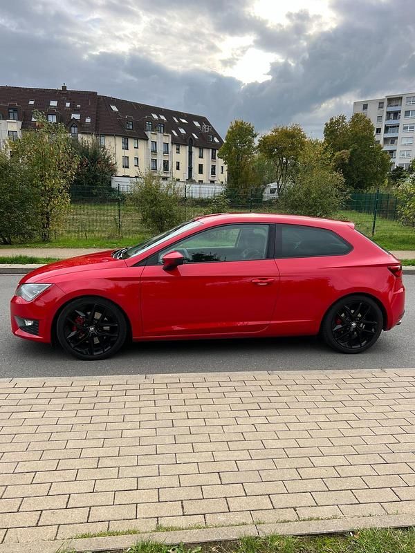 Rot Gebraucht 2013 Seat Leon SC FR Kleinwagen | 8.790 € (Fairer Preis) - Bild 1/4