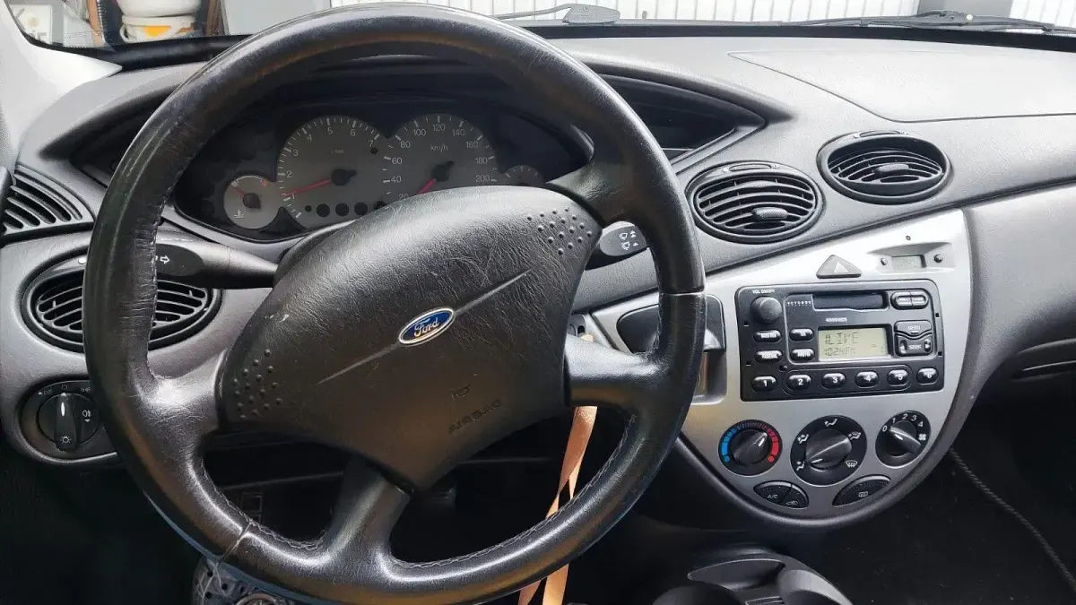 Używany Ford Focus Trend 101 KM (74 kW) 1999 Srebrny Sedan/Limuzyna