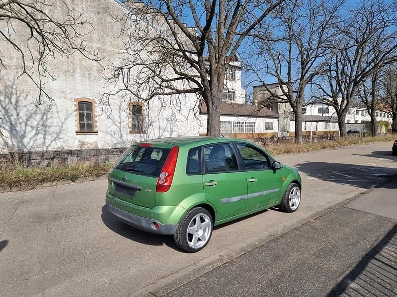 Gebraucht Ford Fiesta 90 PS (66 kW) 2006 Grün Kleinwagen
