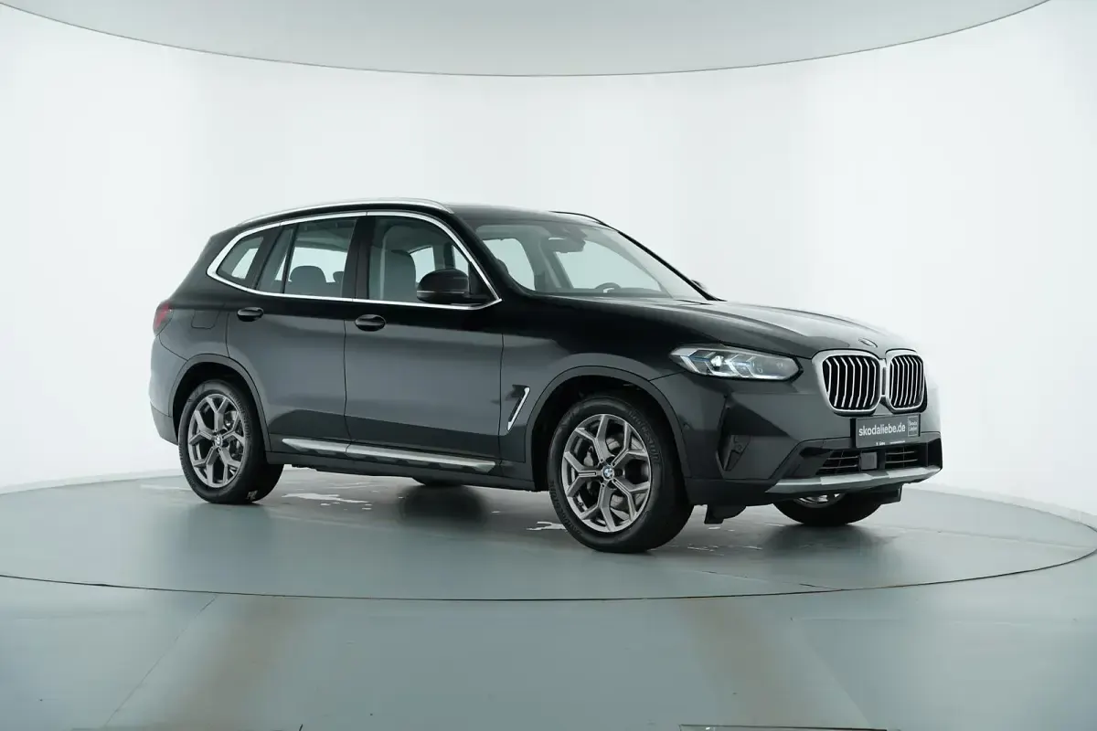 Gebraucht BMW X3 252 PS (185 kW) 2023 Black sapphire metallic SUV