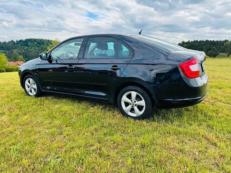 Schwarz Gebraucht 2014 Skoda Rapid Kombi | 6.350 € (Fairer Preis) - Bild 1/4