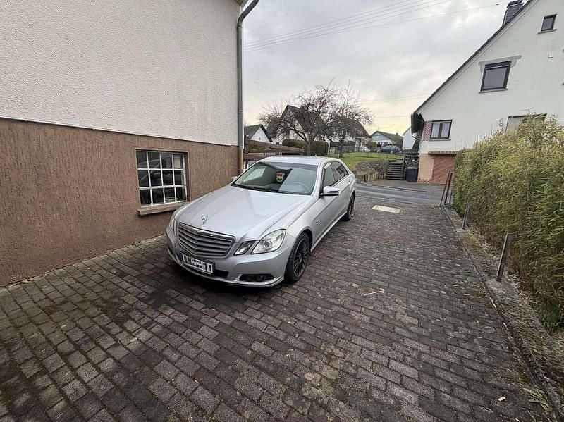 Gebraucht Mercedes E220 170 PS (125 kW) 2009 Grau Limousine