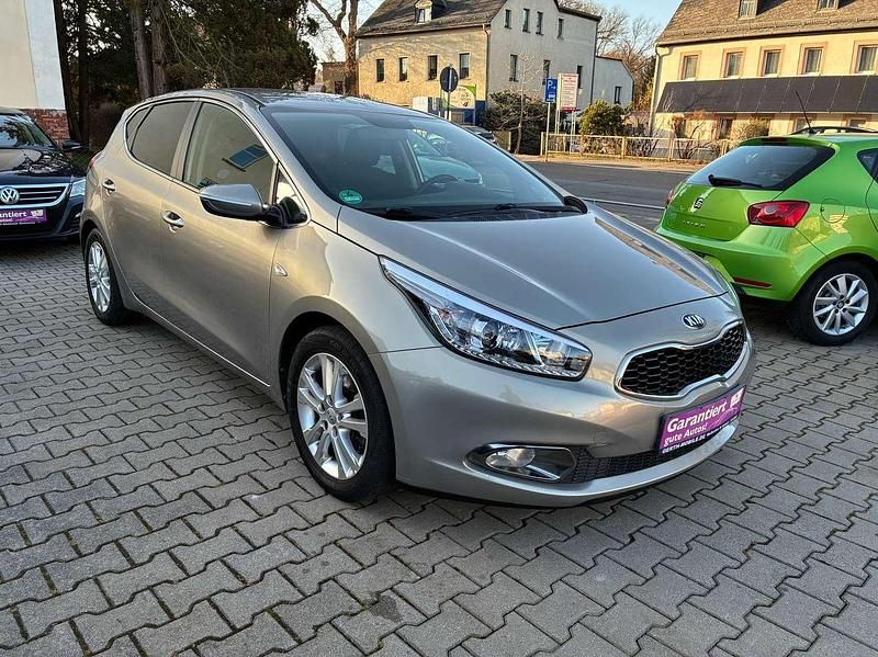 Gebraucht Kia Ceed FIFA World Cup Edition 135 PS (99 kW) 2014 (aa3) siriussilber met. Kleinwagen