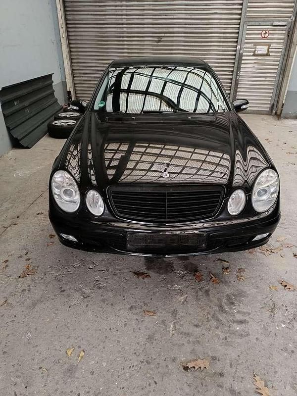 Schwarz Gebraucht 2003 Mercedes E240 Elegance Limousine | 3.300 € (Superpreis) - Bild 1/4