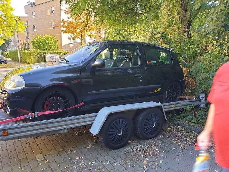 Second-hand Renault Clio II 169 CP (124 kW) 2000 Negru