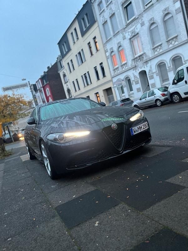Schwarz Gebraucht 2017 Alfa Romeo Giulia Limousine | 23.900 € - Bild 1/4