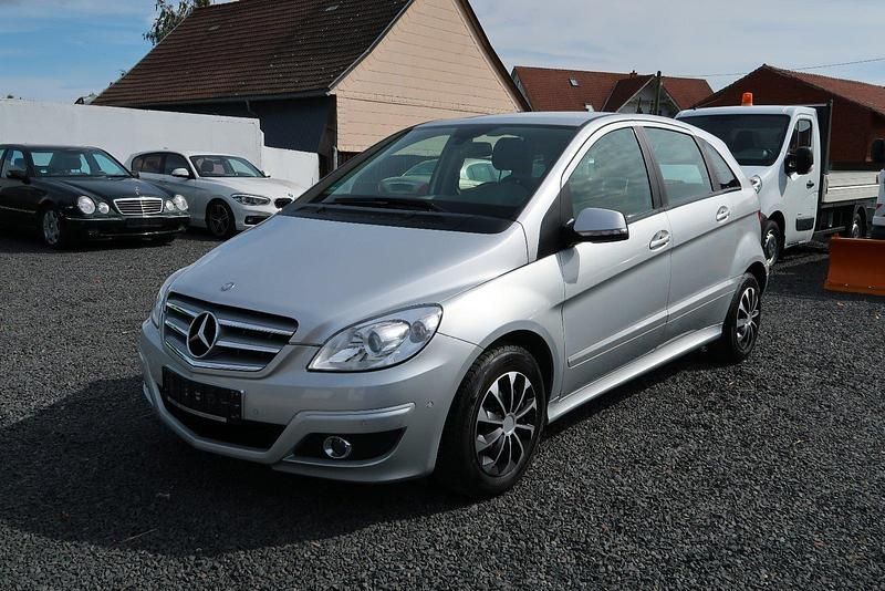 Silber Gebraucht 2011 Mercedes B180 Van / Kleinbus | 4.599 € - Bild 1/4