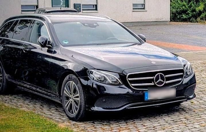 Schwarz Gebraucht 2020 Mercedes E220 Kombi | 21.900 € (Superpreis) - Bild 1/4
