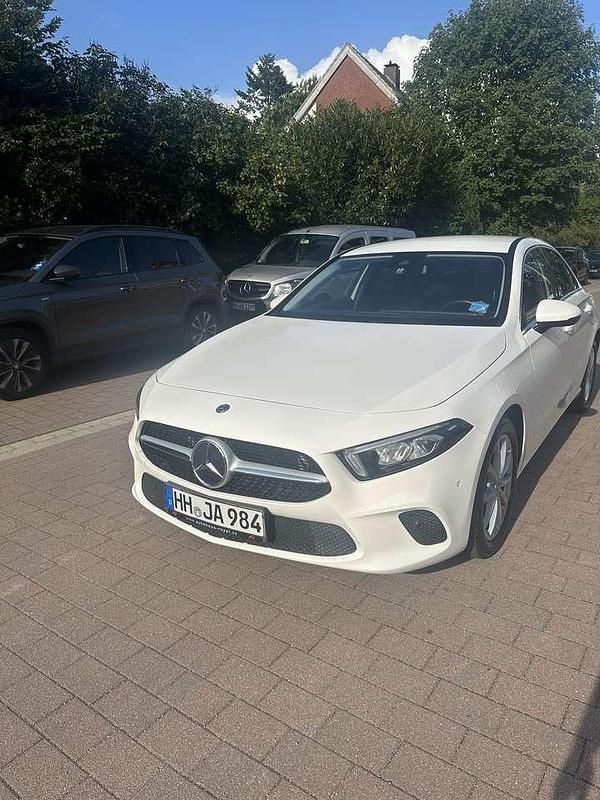 Weiß Gebraucht 2019 Mercedes A180 Limousine | 22.900 € (Etwas zu teuer) - Bild 1/4