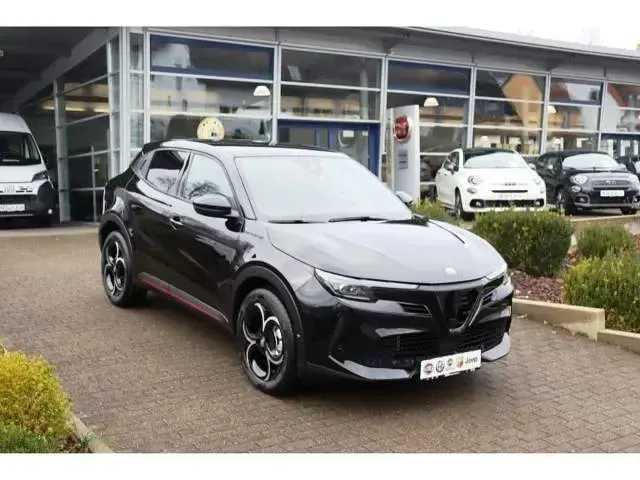 Neu Alfa Romeo Junior Edizione Speciale 145 PS (106 kW) 2025 Andere farbe SUV