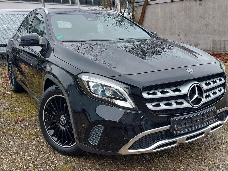 Schwarz Gebraucht 2018 Mercedes GLA180 SUV | 20.900 € (Fairer Preis) - Bild 1/4