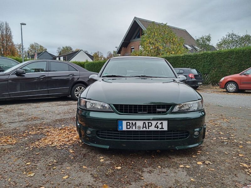 Grün Gebraucht 1998 Opel Vectra Limousine | 5.555 € - Bild 1/4