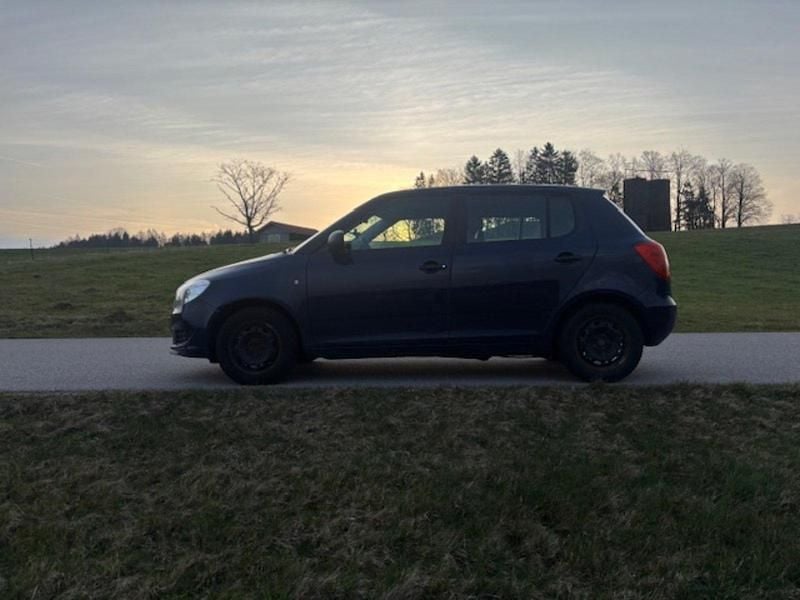 Gebraucht Skoda Fabia 60 PS (44 kW) 2013 Blau Kleinwagen