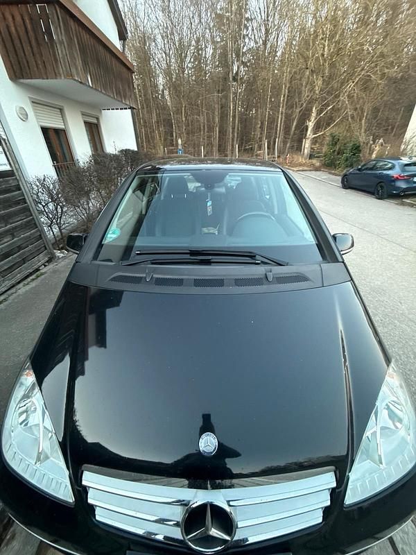 Używany Mercedes 200 103 KM (75 kW) 2010 Czarny Hatchback