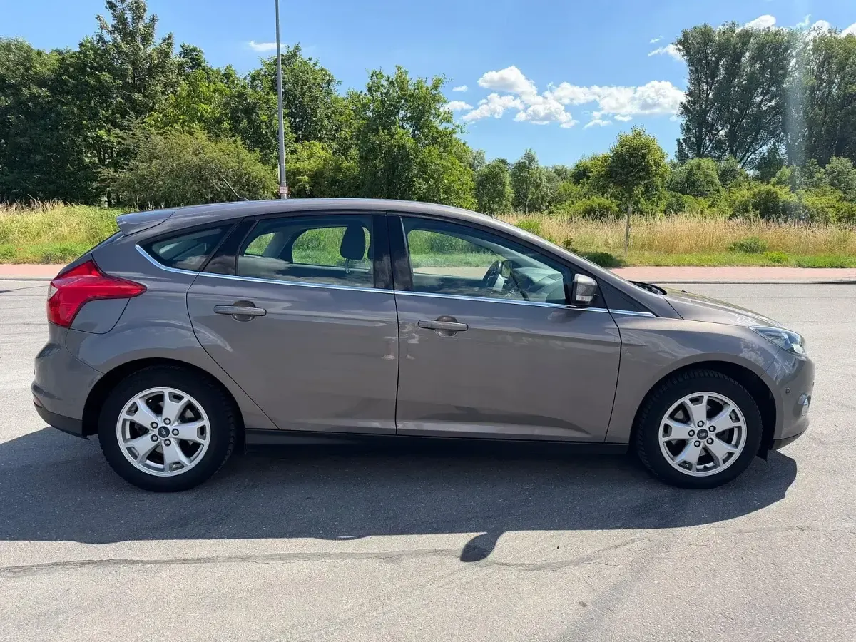 Gebraucht Ford Focus Titanium 125 PS (91 kW) 2012 Grau Kleinwagen
