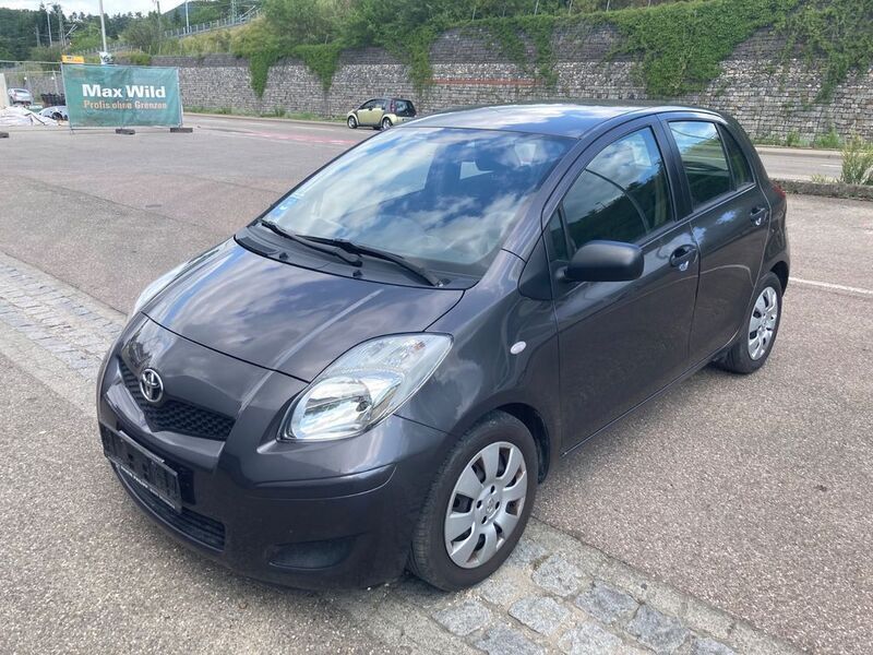Grau Gebraucht 2010 Toyota Yaris Cool Limousine | 3.250 € (Guter Preis) - Bild 1/4