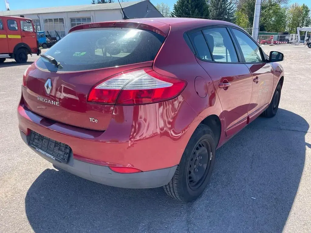 Używany Renault Mégane Dynamique 116 KM (85 kW) 2014 Czerwony Sedan/Limuzyna