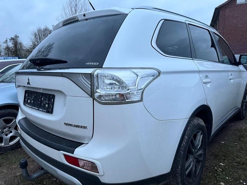 Gebraucht Mitsubishi Outlander Diamant Edition 150 PS (110 kW) 2015 Perlmuttweiss (p) SUV