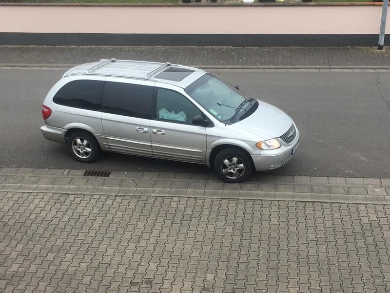 Silber Gebraucht 2004 Chrysler Town & Country Van / Kleinbus | 1.250 € - Bild 1/4