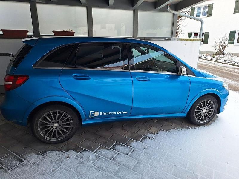 Gebraucht Mercedes B250e 131 kW (179 PS) 2015 Blau Van / Kleinbus