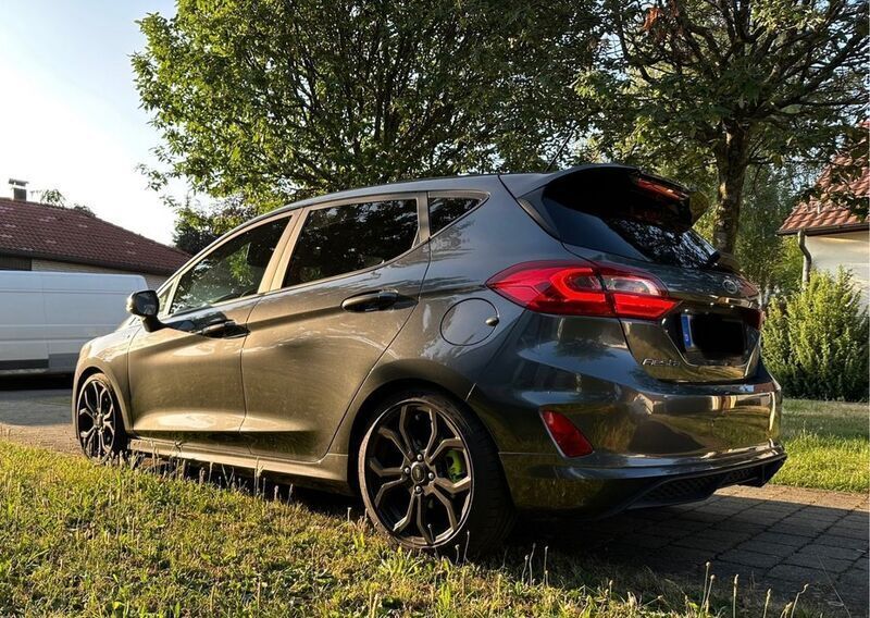 Grau Gebraucht 2018 Ford Fiesta ST-Line Kleinwagen | 12.600 € (Fairer Preis) - Bild 1/4