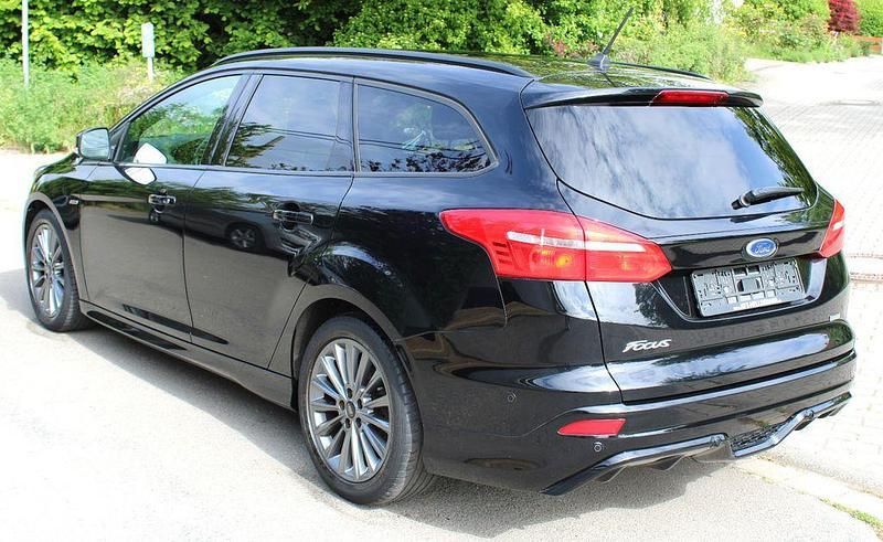 Gebraucht Ford Focus ST-Line 125 PS (91 kW) 2018 Schwarz Limousine